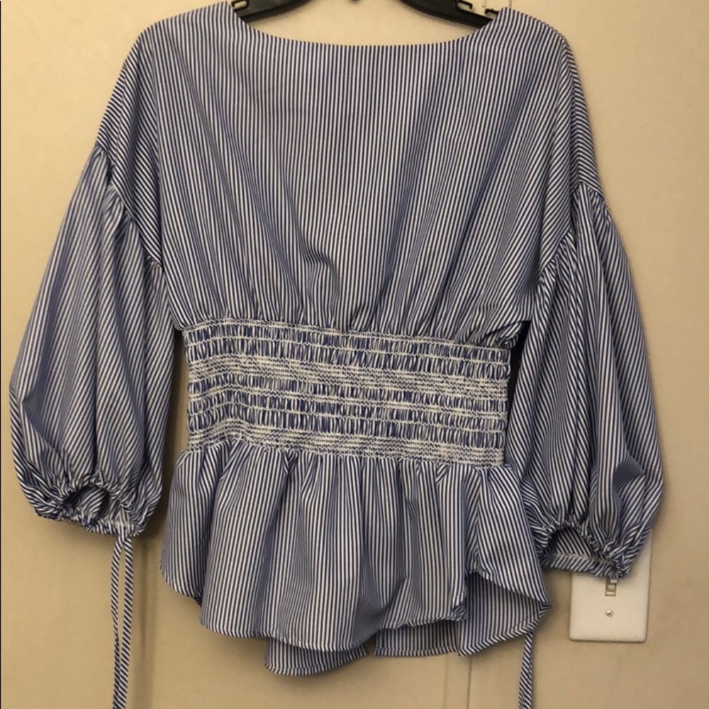 Blusa azul con rayas y mangas de globo